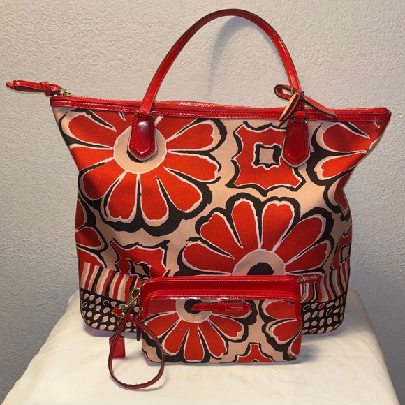 Coach Poppy Floral Scarf Print Tote (F25125) and a matching wristlet